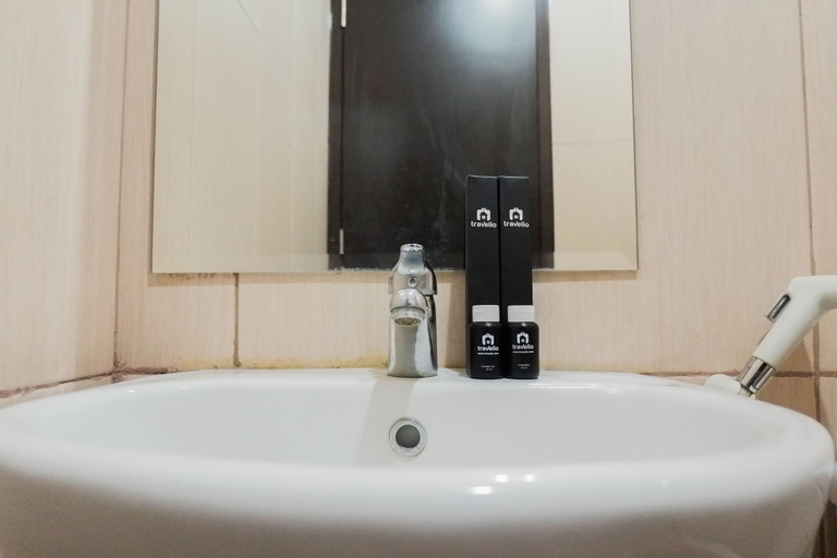 Bathroom 2, Elegant Studio Apartment at Tamansari Papilio, Surabaya