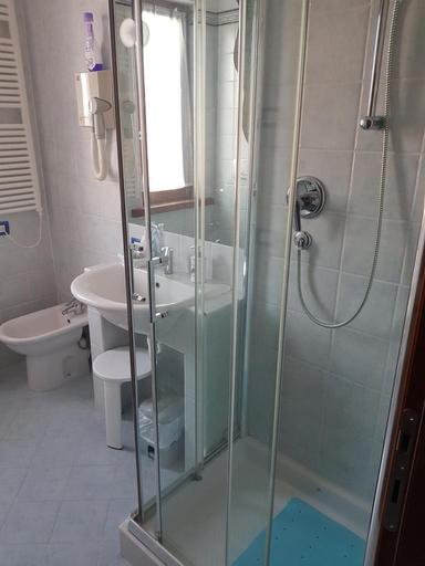 Bathroom 5, Hotel Daisy, Verona