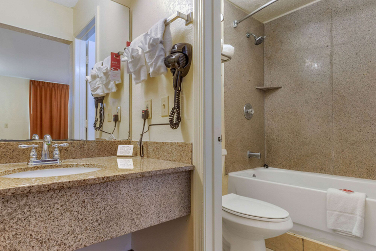 Bathroom 4, Econo Lodge Columbia Fort Jackson, Richland