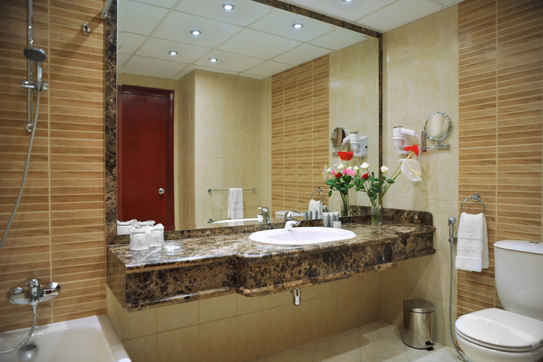 Bathroom 5, Safir Hotel Cairo, Ad-Duqi