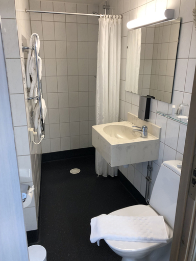 Bathroom 4, Grand Hotel Falkenberg, Falkenberg