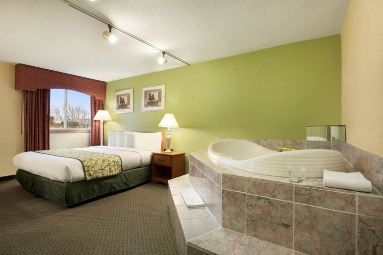 Bedroom 3, Travelodge by Wyndham Sturgis, Saint Joseph