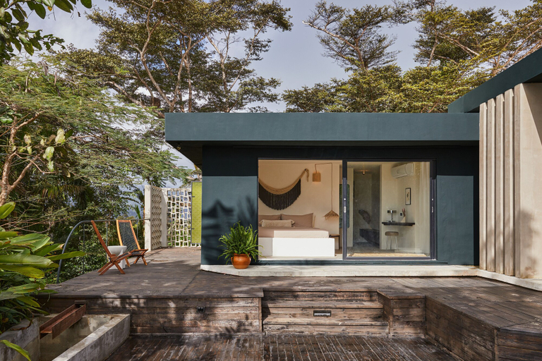 Exterior & Views