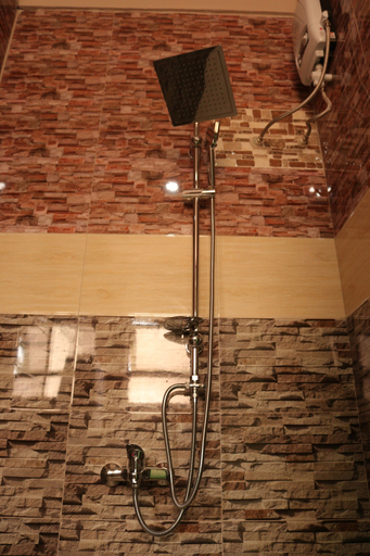 Bathroom 3, Agenda 2000 Hotels, Jinja