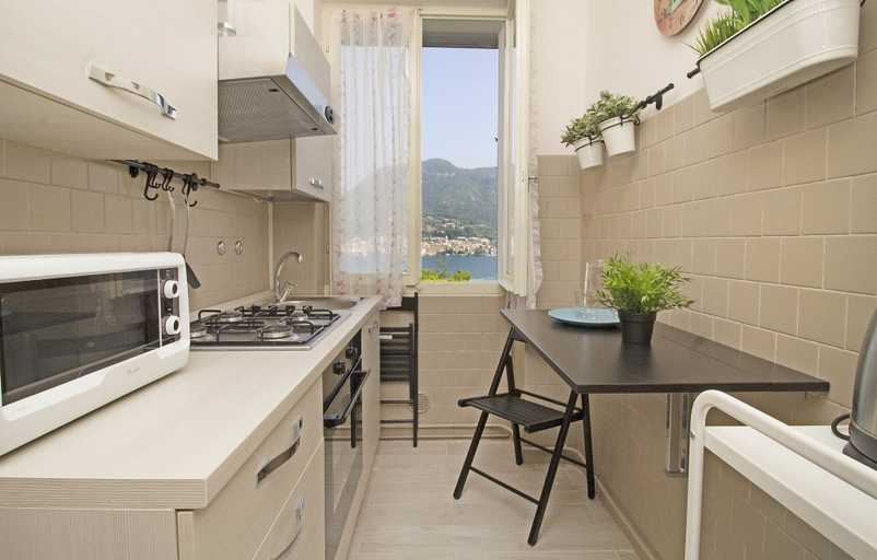 Private kitchen 2, Cisano Beach Apartment, Brescia
