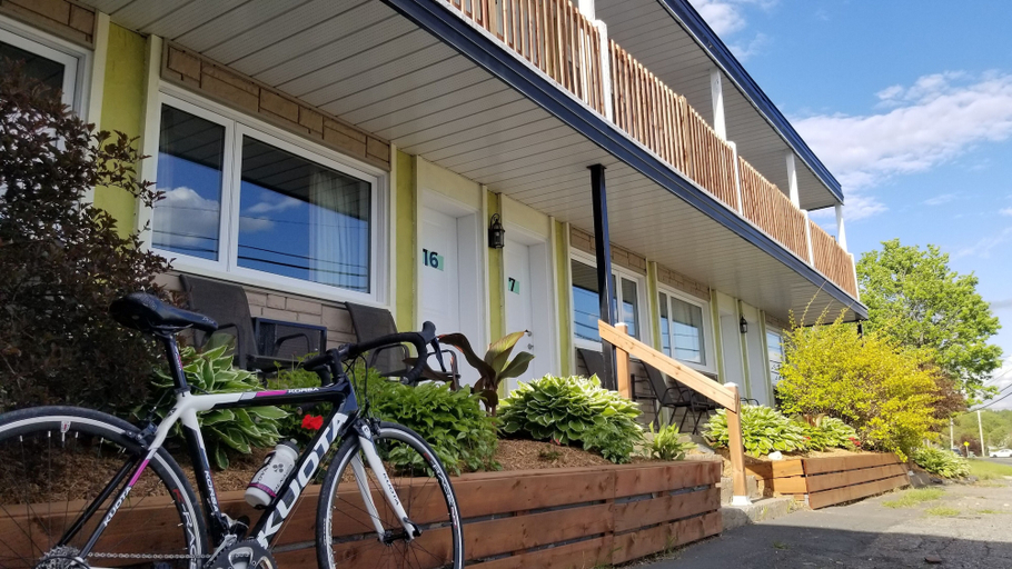 Exterior & Views