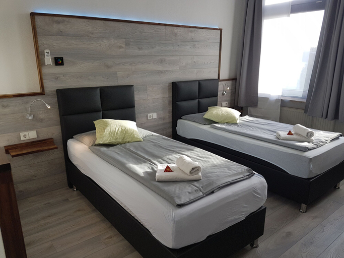Bedroom 3, Bennett's Restaurant & Hotel, Gifhorn