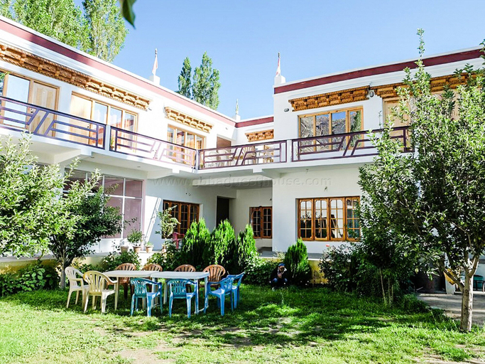 Exterior & Views