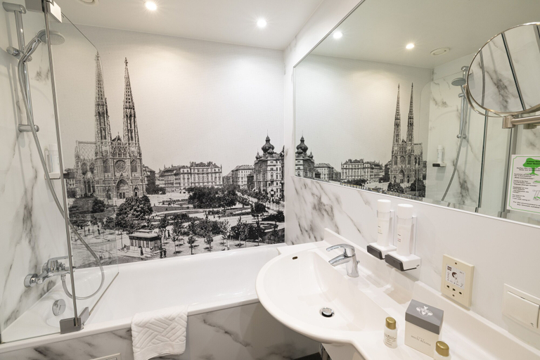 Bathroom 4, Regina, Wien