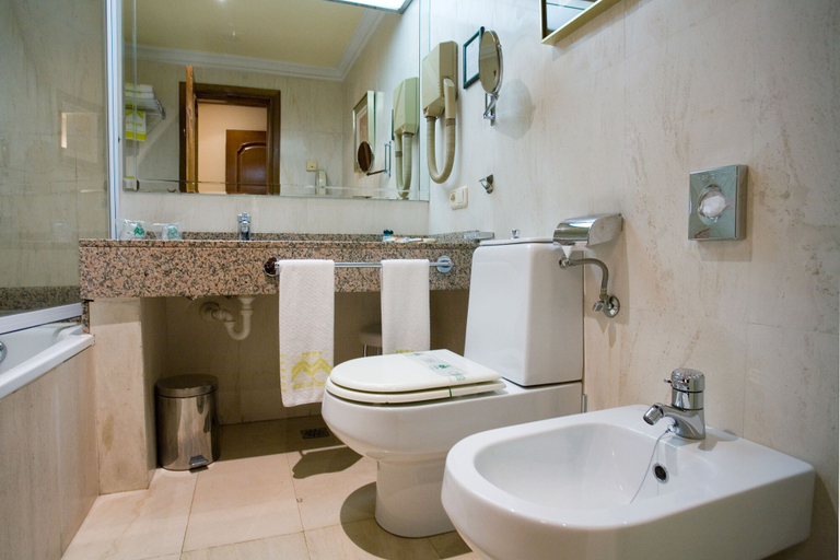 Bathroom 5, Hotel María Luisa, Burgos