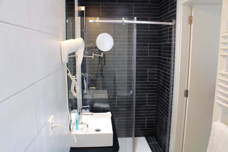 Bathroom 4, Hotel Lois, A Coruña