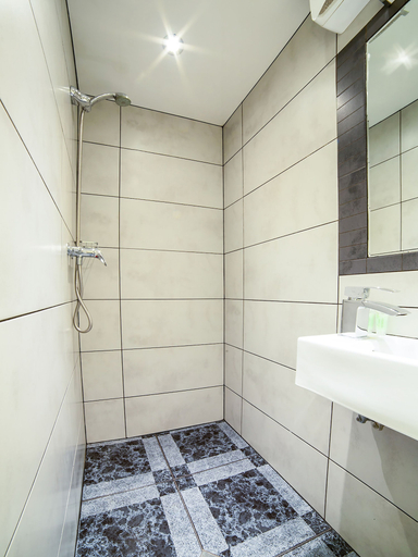 Bathroom 4, Vegas Hotel, London