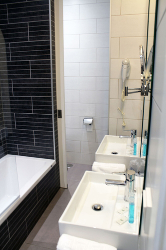 Bathroom 4, Hotel Lois, A Coruña