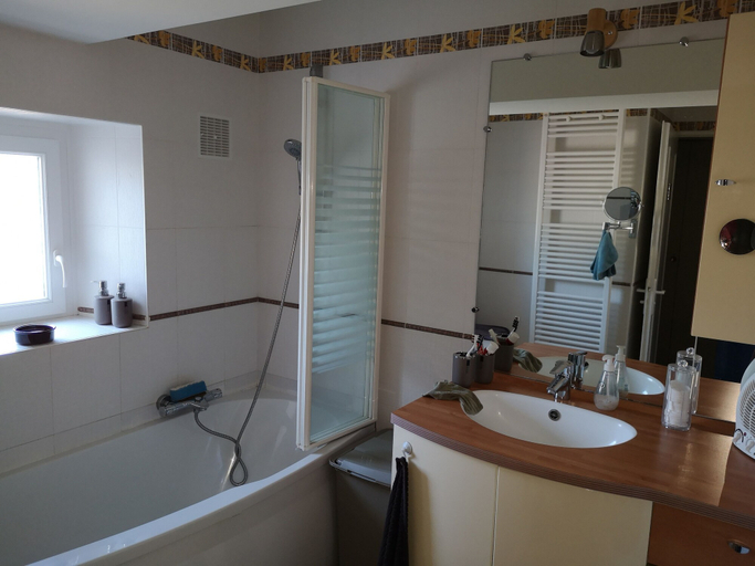 Bathroom 5, Les Mesanges, Deux-Sèvres