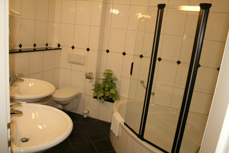 Bathroom 5, Hostellerie Bacher GmbH, Neunkirchen