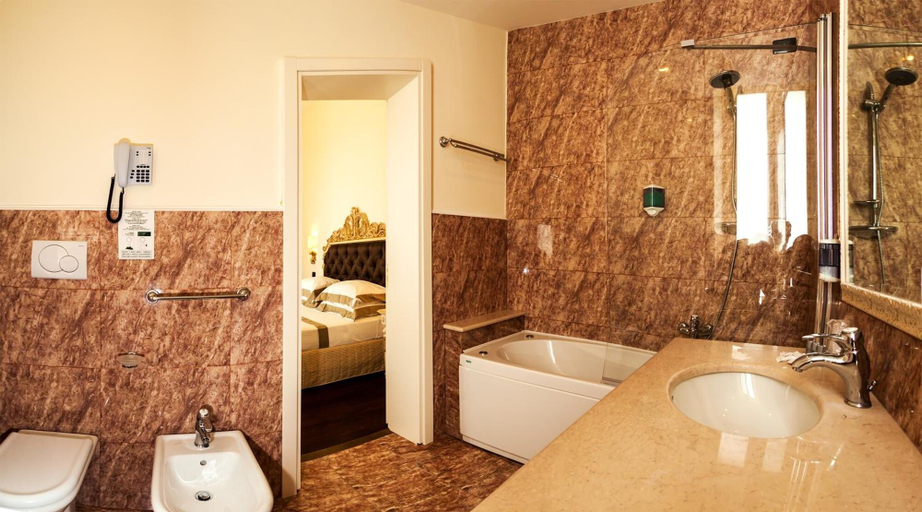 Bathroom 5, Grand Hotel di Lecce, Lecce