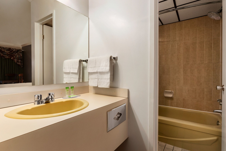 Bathroom 4, Travelodge by Wyndham Baie-Comeau, Manicouagan