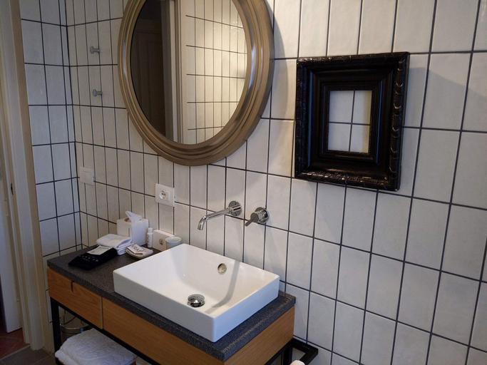 Bathroom 5, Hotel Regina Adelaide, Verona