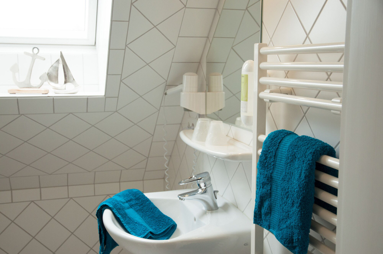 Bathroom 3, Freie Sicht Das Nordsee-Gesundheitshaus 1, Nordfriesland