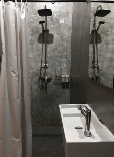 Bathroom 5, Yaksa Private, Ratchathewi