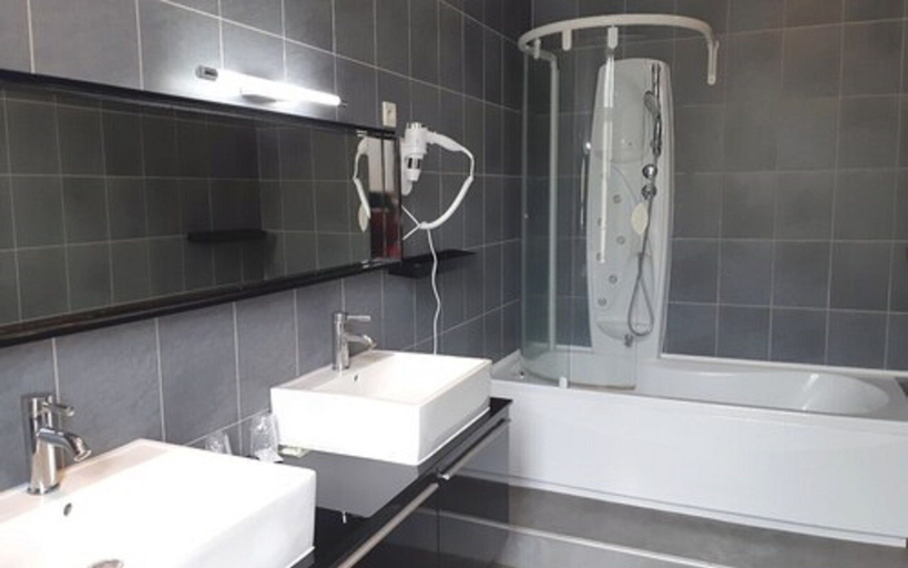 Bathroom 5, Hotel Saint Hubert, Ardennes