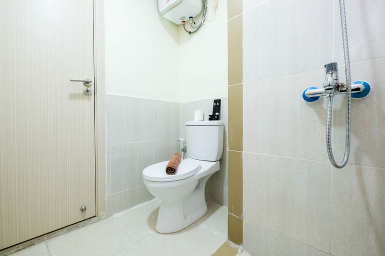 Bathroom 3, Cozy 2Br At Meikarta Apartment, Cikarang