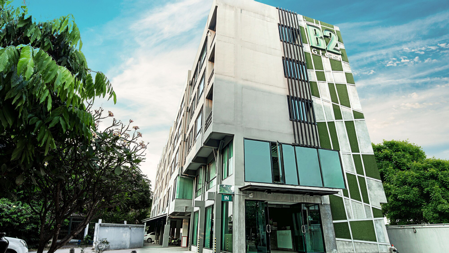 Exterior & Views