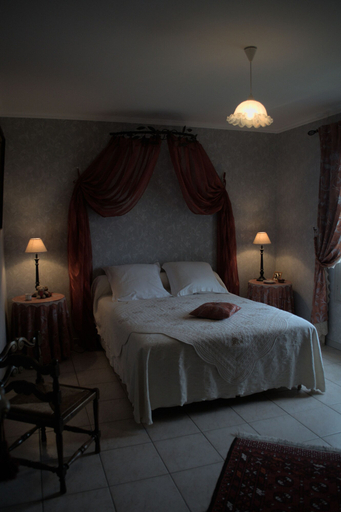 Bedroom 5, Les Corettes, Marne