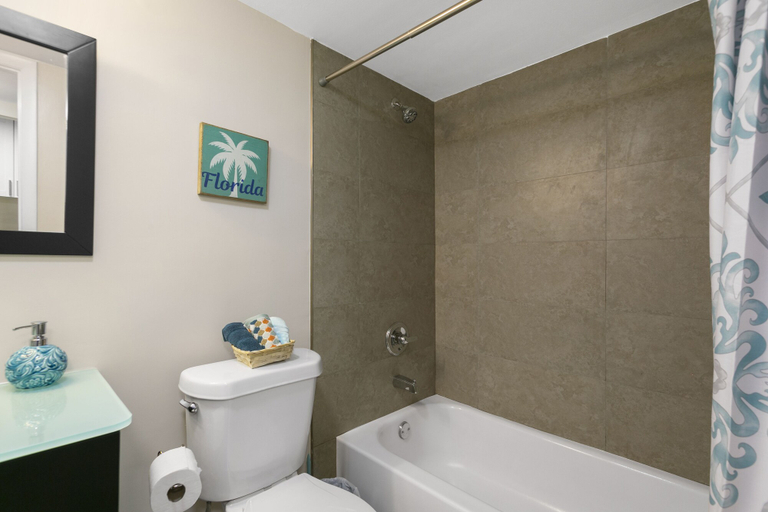 Bathroom 4, 2 Bedroom 2Bath Deluxe Apt with Patio, Miami-Dade