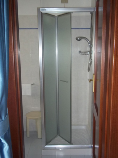 Bathroom 4, Cristoforo Colombo, Ancona