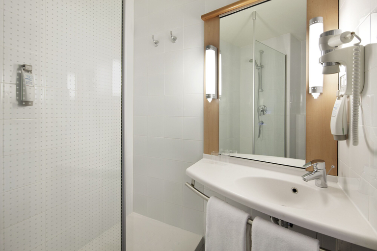 Bathroom 4, ibis Lleida, Lleida