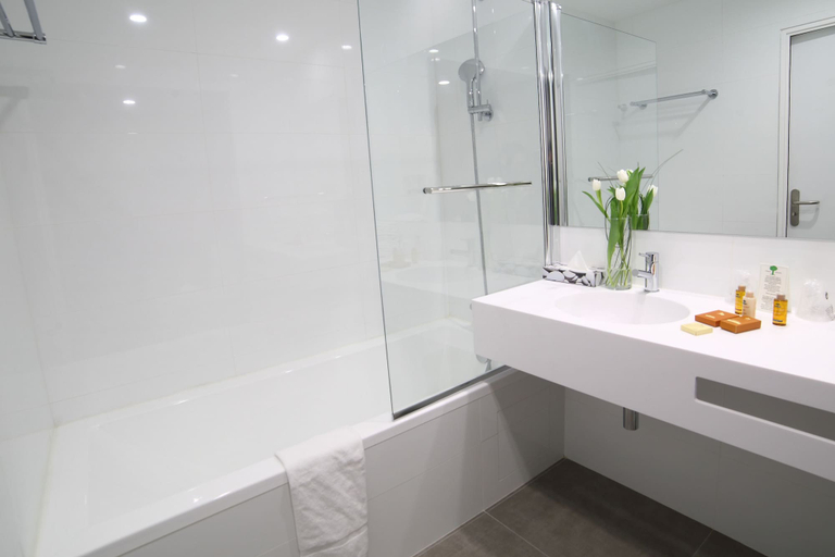 Bathroom 5, Hotel Plaza - site du Futuroscope, Vienne