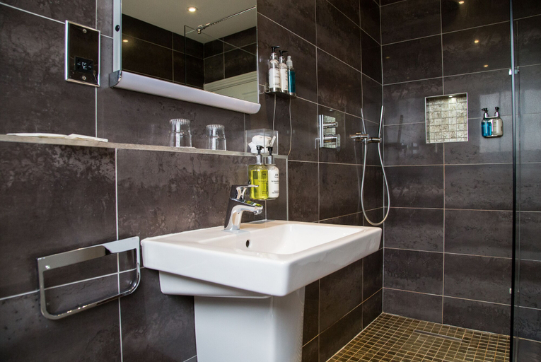 Bathroom 5, Hedley House Hotel Wellness and Spa, York
