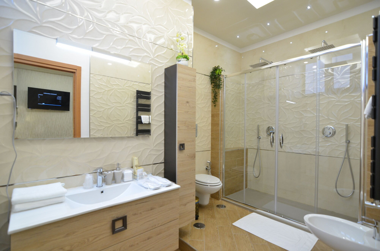 Bathroom 5, Caserta Deluxe, Caserta