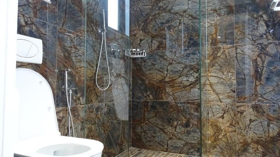 Bathroom 3, King Hotel Ksamil, Sarandës