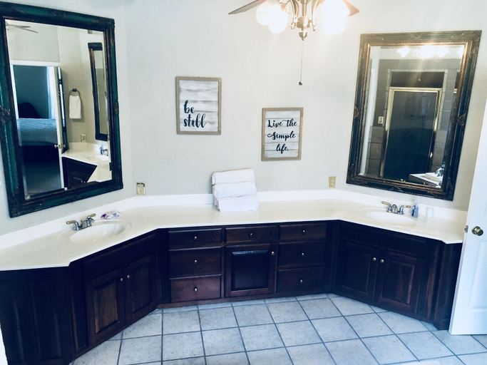 Bathroom 3, Irenes Secret, Garland