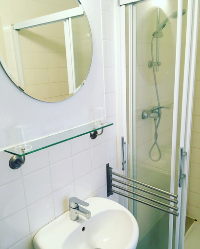 Bathroom 3, Hotel Au Bon Accueil, Isère