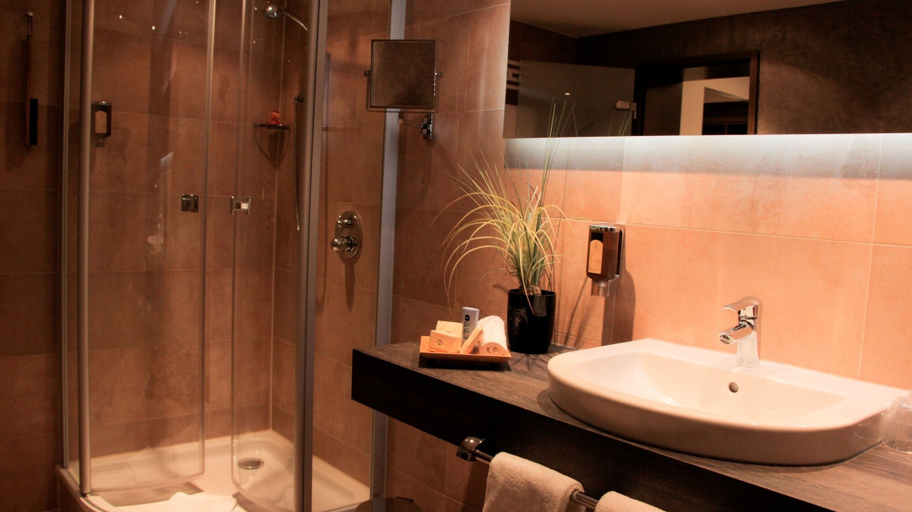 Bathroom 4, Romantisches Hotel Menzhausen, Northeim