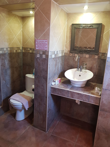 Bathroom 3, Echo Garden Guesthouse, Bojanala