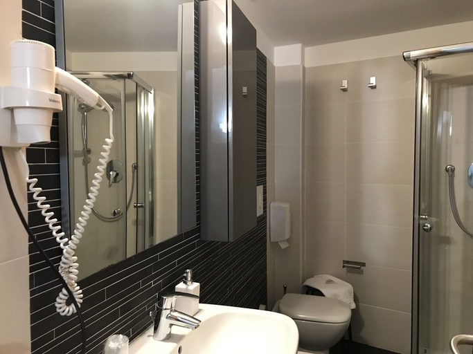 Bathroom 4, Oasi del Vetoio, L'Aquila