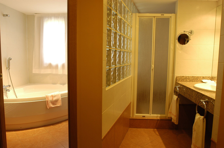 Bathroom 4, SOMMOS Hotel Benasque Spa, Huesca