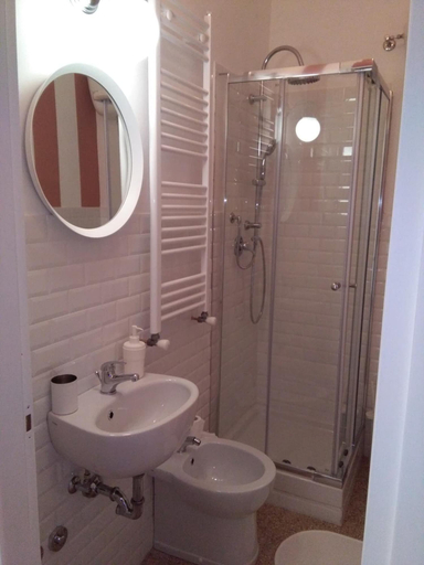 Bathroom 5, B&B I Due Gelsi, Rome