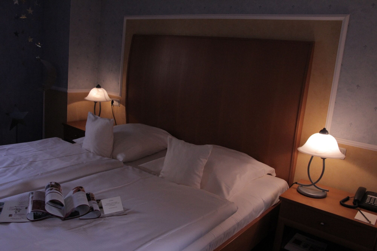 Bedroom 3, Romantisches Hotel Menzhausen, Northeim
