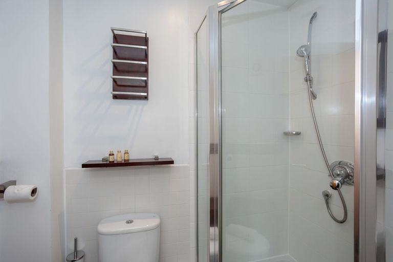 Bathroom 3, Lakeside view - Manchester townhouse, Manchester