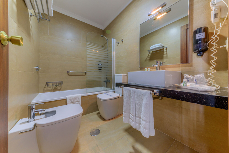 Bathroom 5, Hotel Playa De Regla, Cádiz