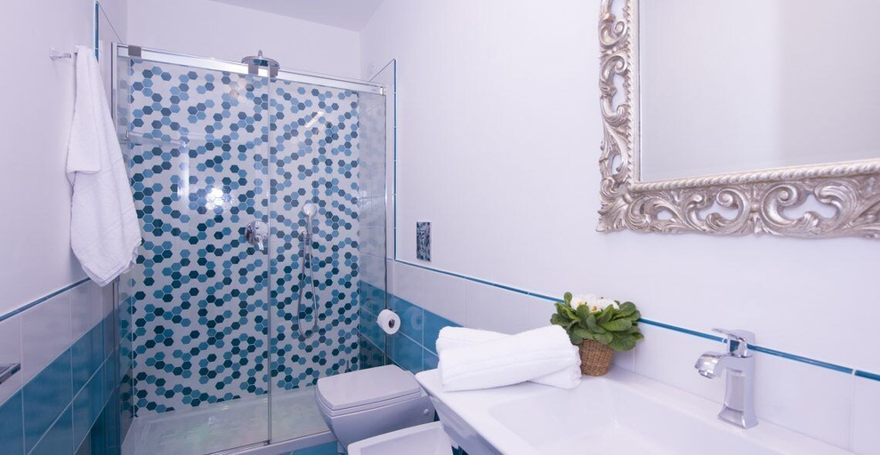 Bathroom 4, La Valle Delle Ferriere, Salerno