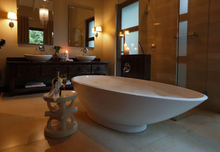 Bathroom, Lake Duluti Lodge, Meru