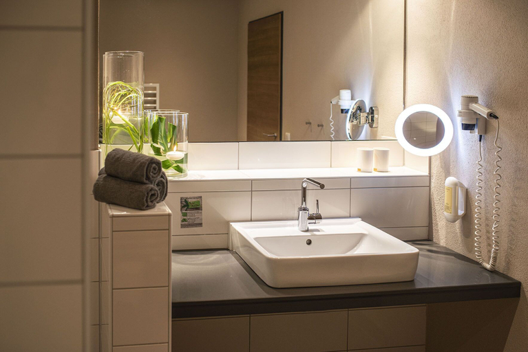 Bathroom 3, Müllers Landhotel, Aschaffenburg