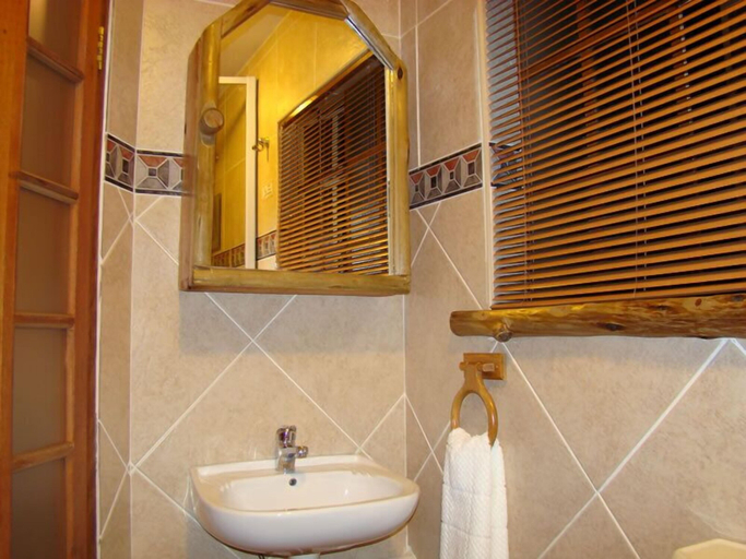 Bathroom 4, Aark Guest Lodge, Sedibeng