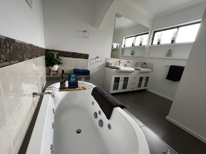 Bathroom, Elk Estate, Bass Coast Bal